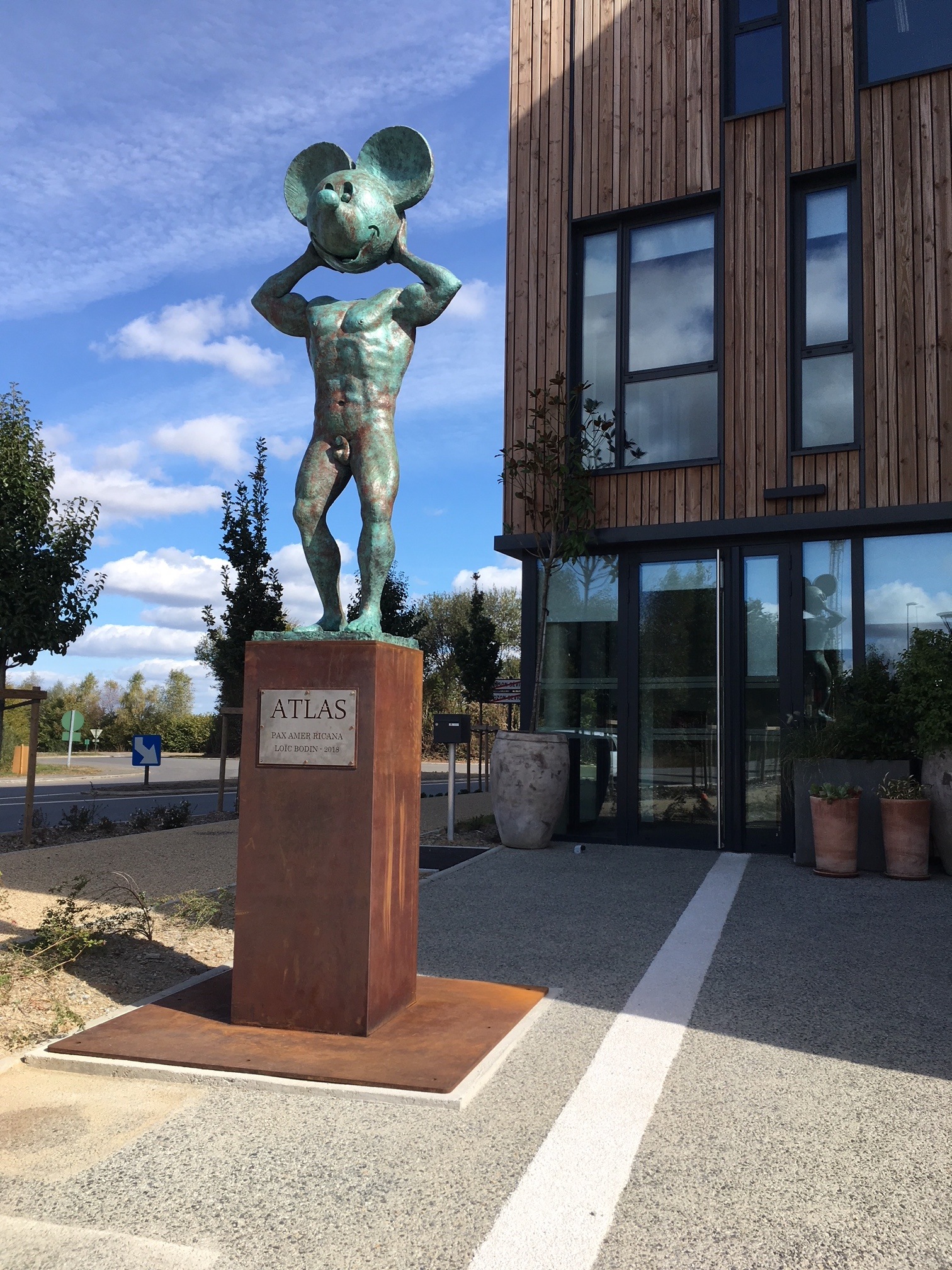 Loïc Bodin, ATLAS Pax amer ricana, sculpture en bronze, installée devant le siège de Net Plus, 2018